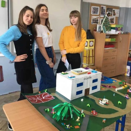 Martyna Piecyk, Julia Koziczak oraz Agata Jawor (klasa 7a) – projekt „La escuela de mis sueños”